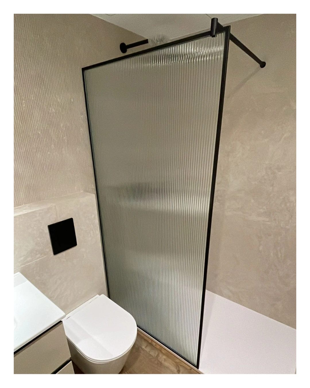 Mampara vidrio incoloro y marco negro