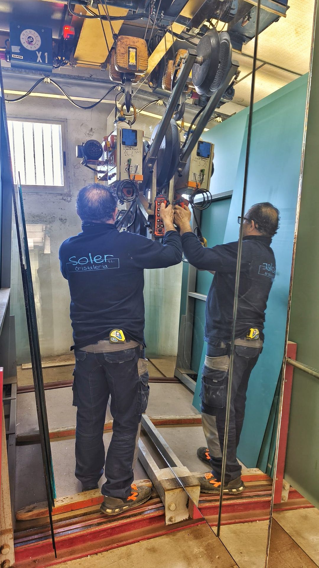 Empleado trabajando, colocando cristal