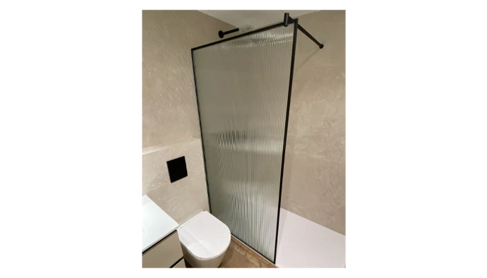 Mampara vidrio incoloro acanalado y marco negro