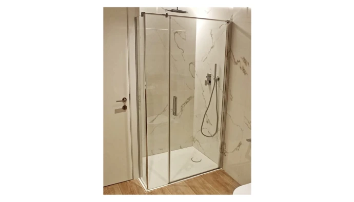 Mampara de baño en vértice con dos fijos y puerta abatible