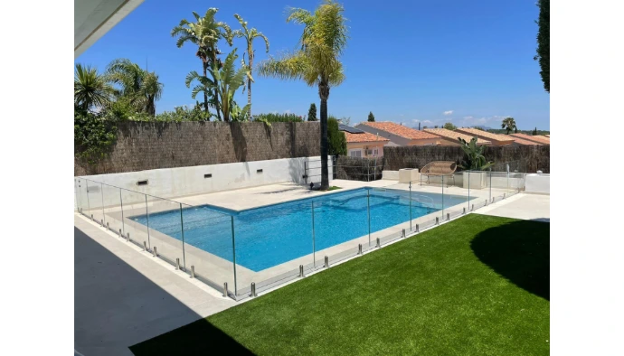 Barandilla para seguridad piscina con pinzas a suelo en plata brillo y puerta con cierre