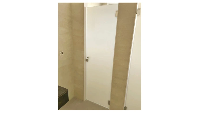 Puerta abatible en vidrio mate y bisagras sin necesidad de muesca 