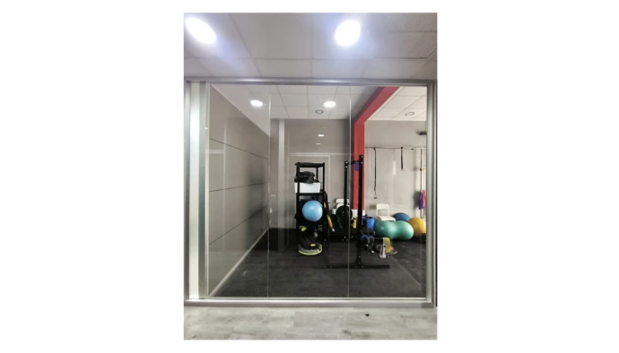 Divisoria pared en vidrio incoloro