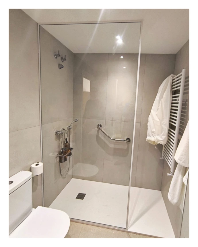 Mampara de ducha vidrio enmarcado en blanco