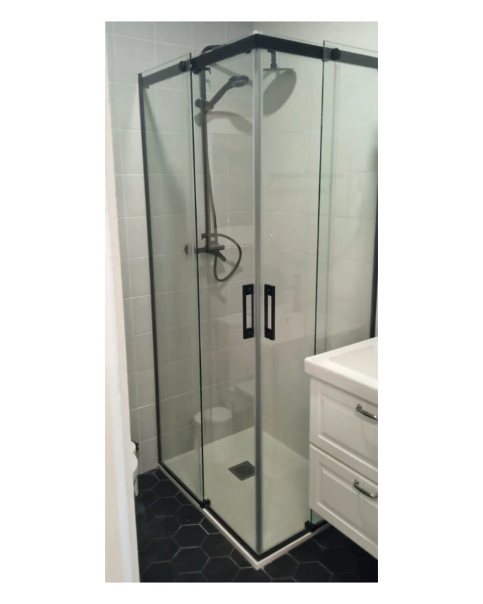 Mampara de ducha fijo y puerta corredera con perfiles en negro