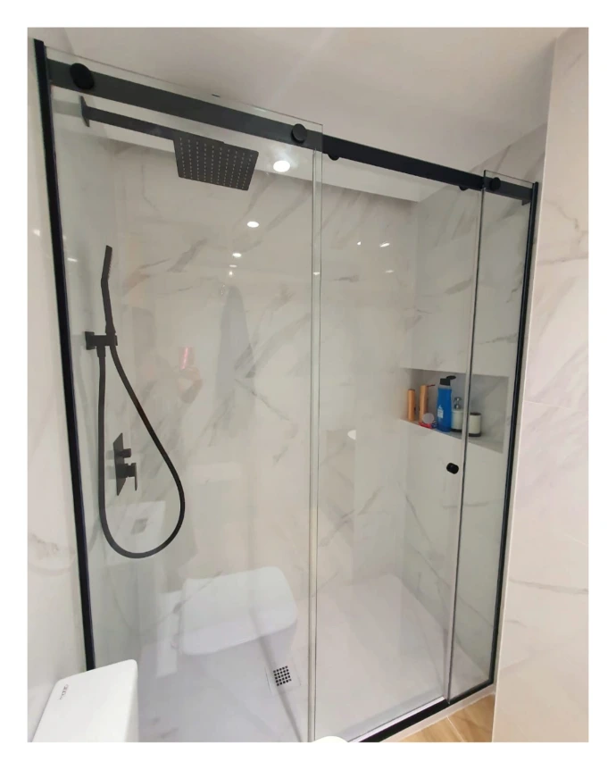 Mampara de ducha fijo y puerta corredera con perfiles en negro