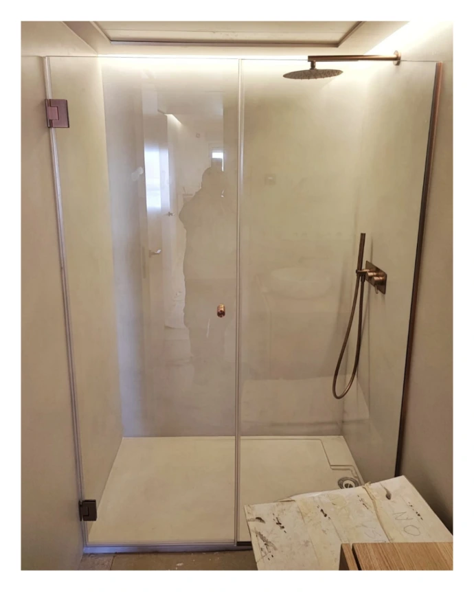 Mampara de ducha fijo y puerta abatible, acabado cobre