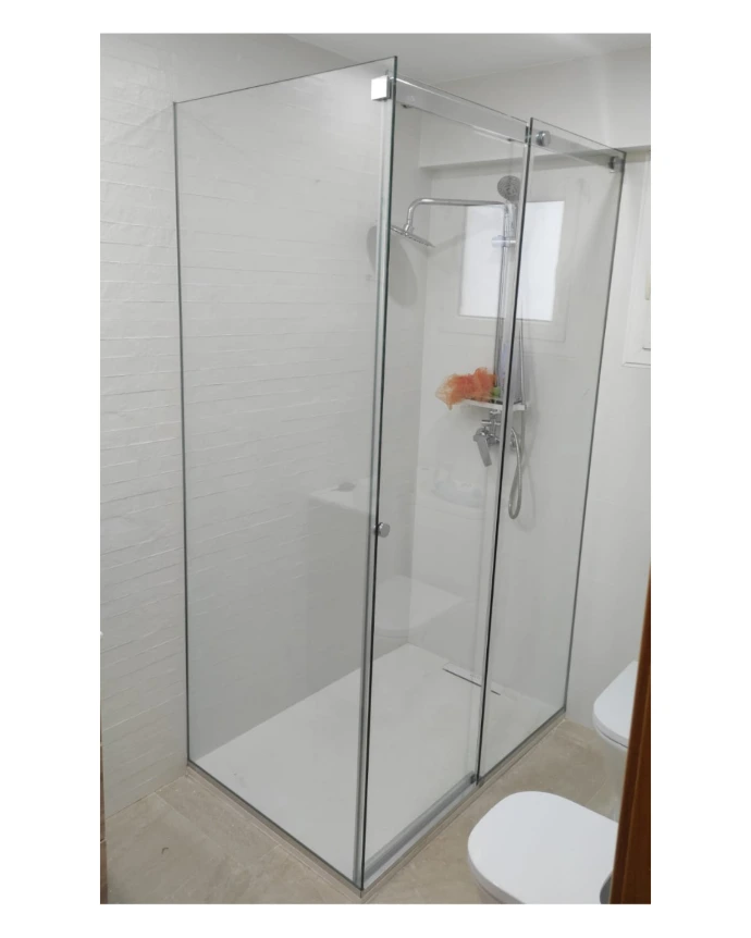 Mampara de ducha fijo y puerta corredera con perfiles en plata