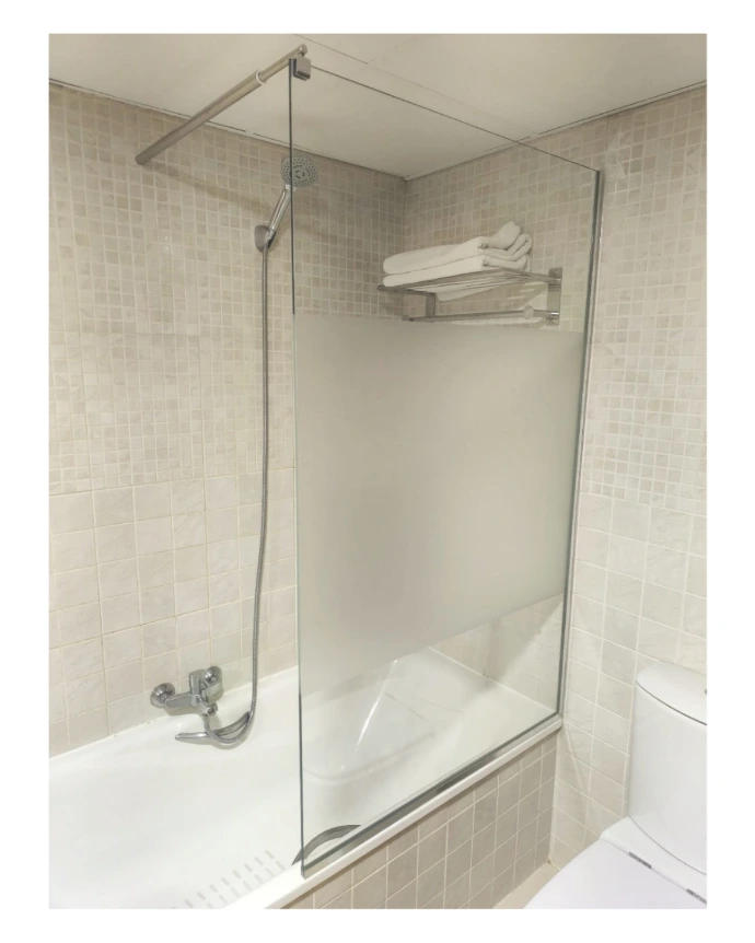 Mampara para bañera de vidrio fijo con barra de refuerzo a pared y vinilo