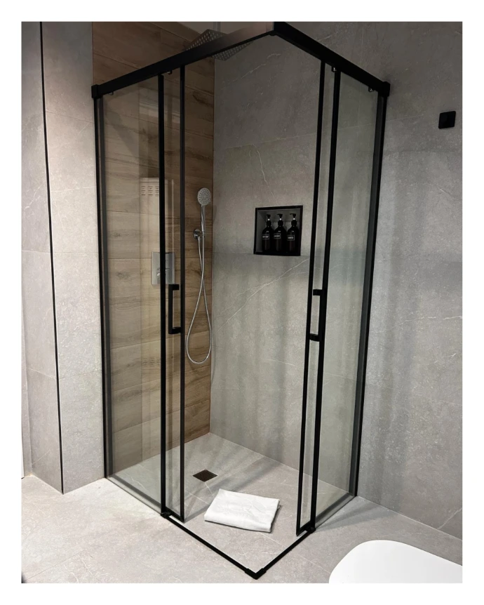 Mampara de ducha fijo y puerta corredera con perfiles en negro