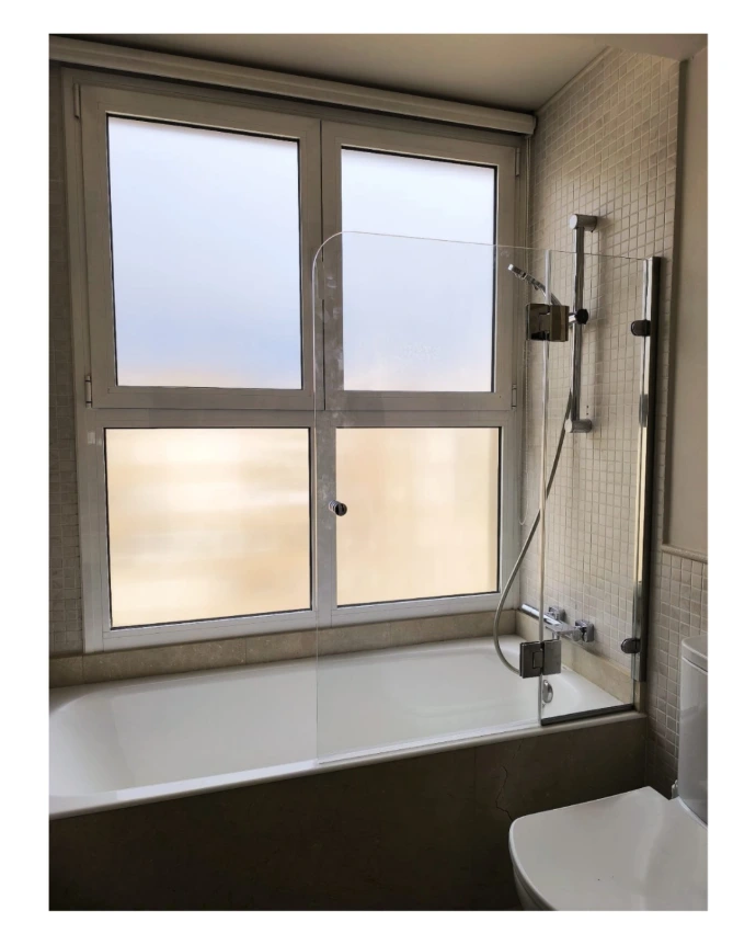 Mampara para bañera fijo y puerta abatible con punta redondeada y pomo