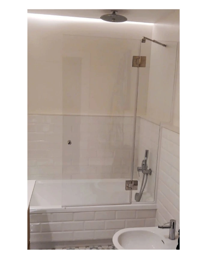 Mampara para bañera compuesta por fijo y puerta abatible con pomo, perfil a pared con escuadra en color blanco