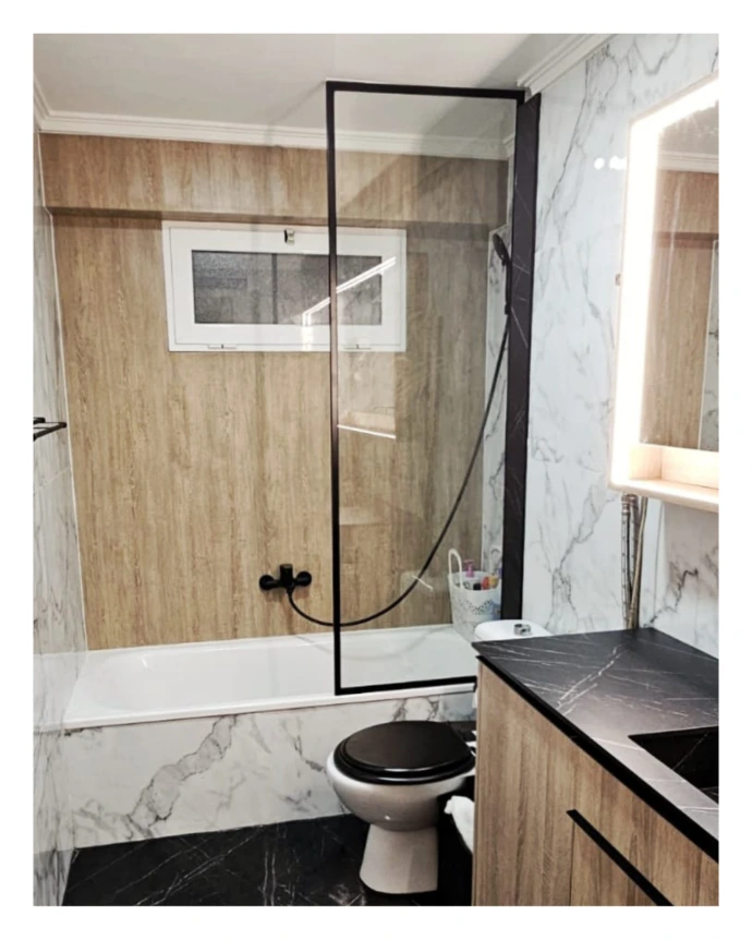 Mampara para bañera de fijo a techo enmarcado en negro