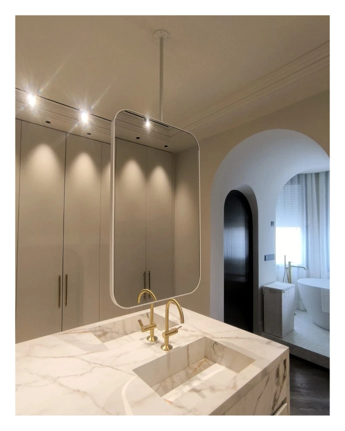 Espejo a doble cara con marco anclado a techo y lacado en RAL especial