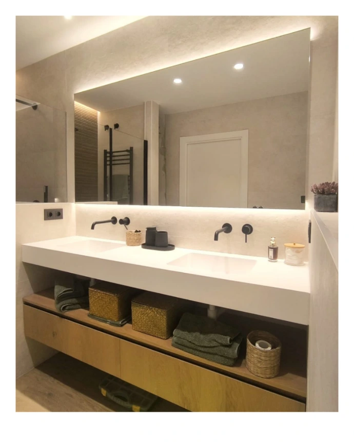 Espejo apaisado con luz led cálida superior e inferior