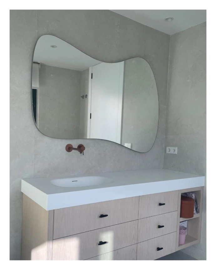 Espejo colgado en pared con forma según el diseño del cliente