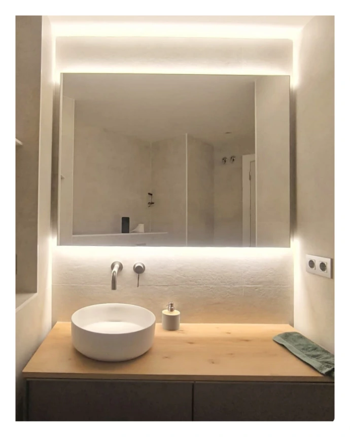 Espejo con luz led cálida superior e inferior