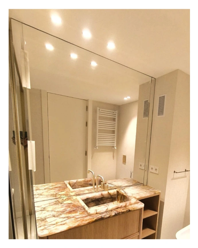 Espejo para cubrir hueco de pared con los laterales biselados