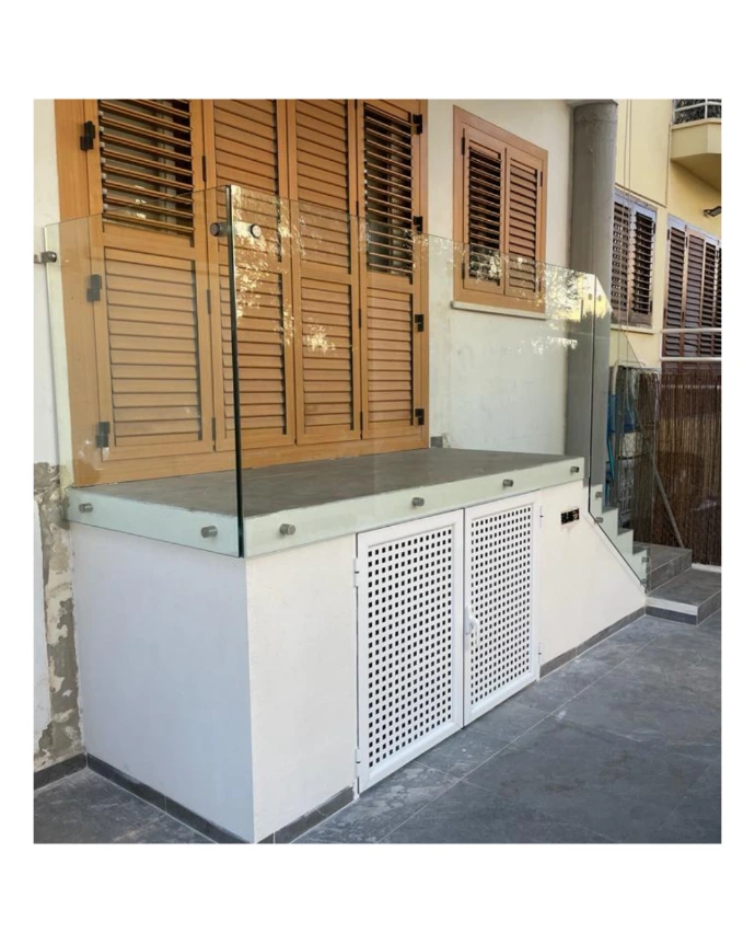 Barandilla de escalera para acceso de vivienda a terraza con soportes a pared y entre vidrios en plata