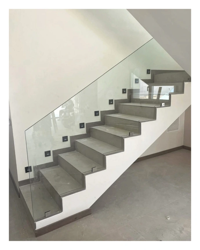 Barandilla escalera vivienda con pinzas en plata