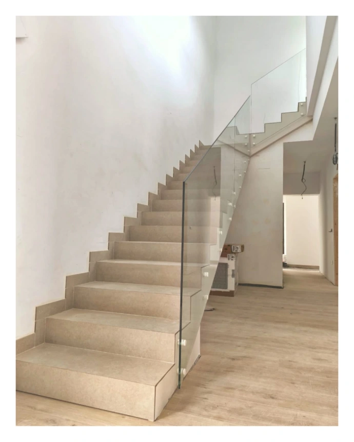 Barandilla escalera vivienda con soportes en blanco mate