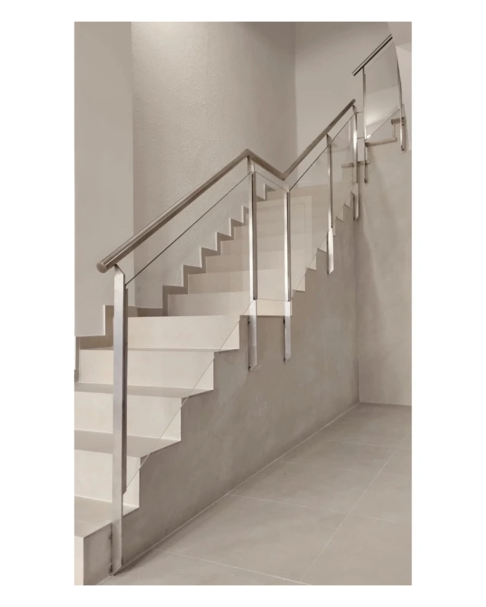 Barandilla en escalera zagüán en comunidad de propietarios