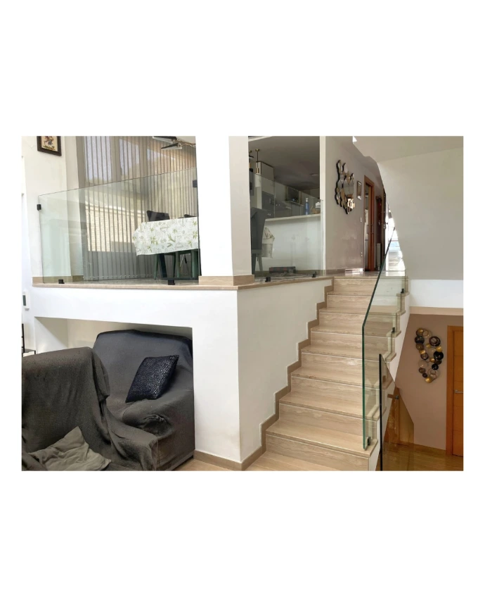 Barandilla para seguridad en zona cocina-salón para evitar caida a diferente altura con pinzas en negro