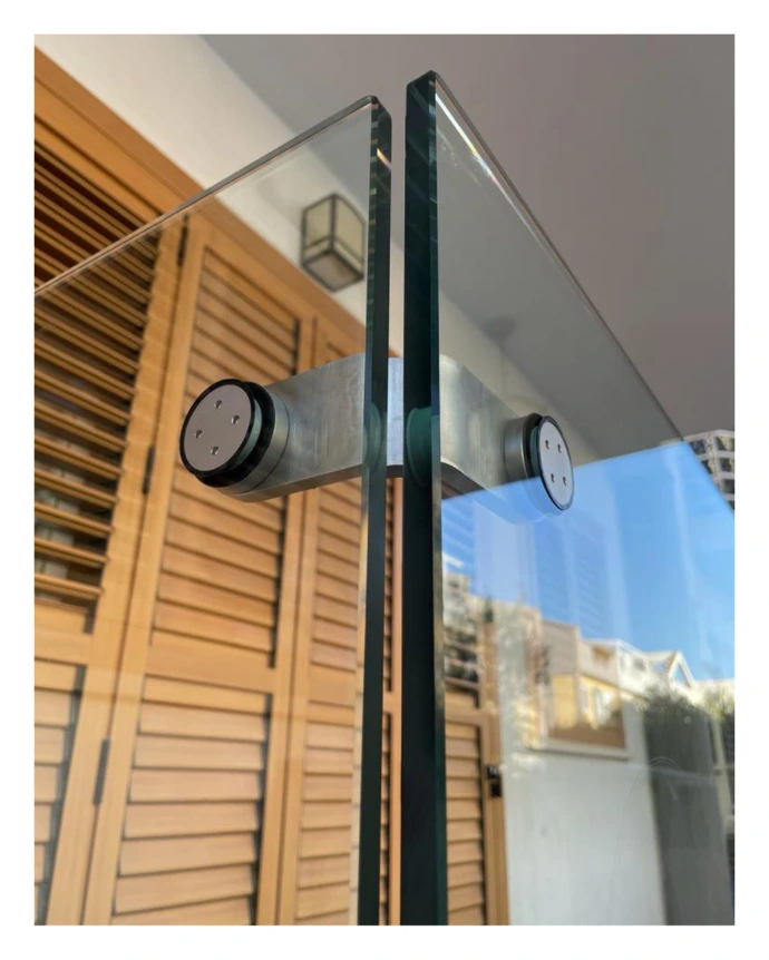 Detalle barandilla terraza soporte entre dos vidrios en escuadra