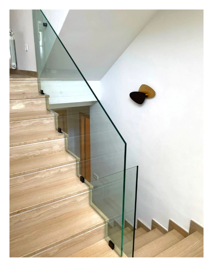 Barandilla escalera vivienda con pinzas en negro