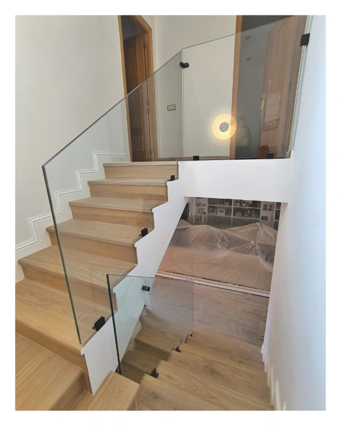 Barandilla escalera vivienda con pinzas en negro