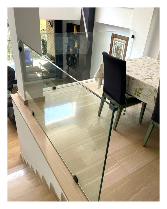 Barandilla escalera vivienda con pinzas en negro