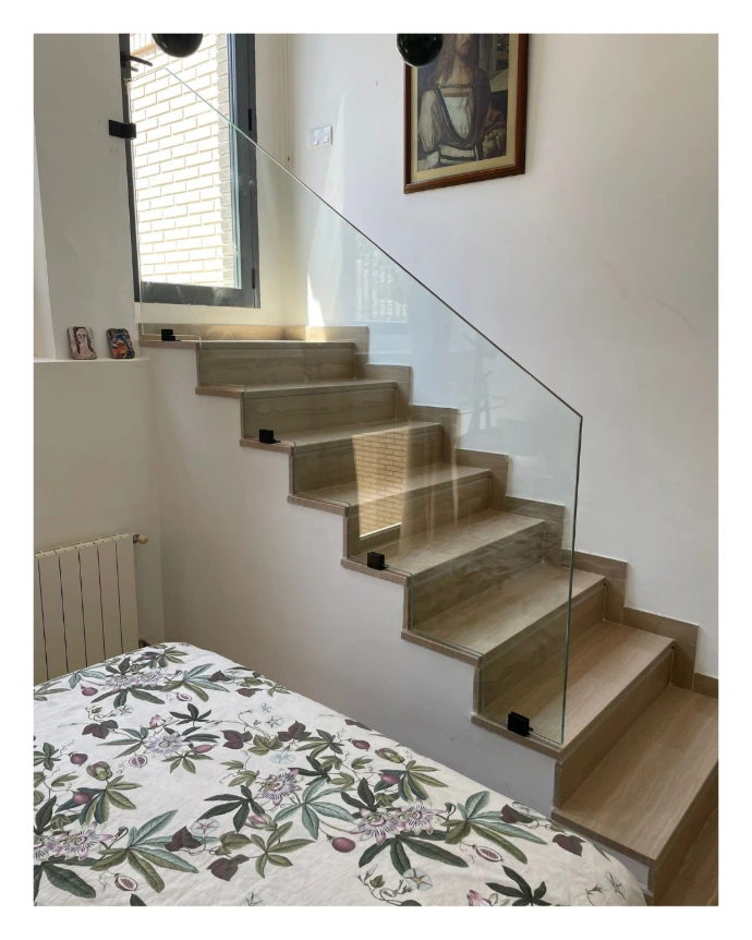 Barandilla escalera vivienda con pinzas en negro