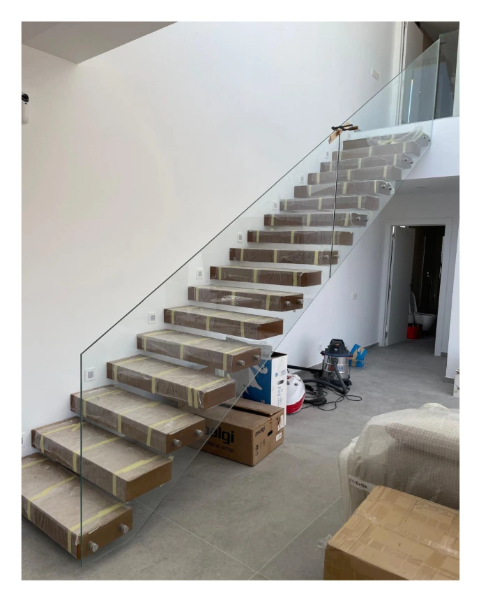 Barandilla escalera vivienda con soportes en plata brillo