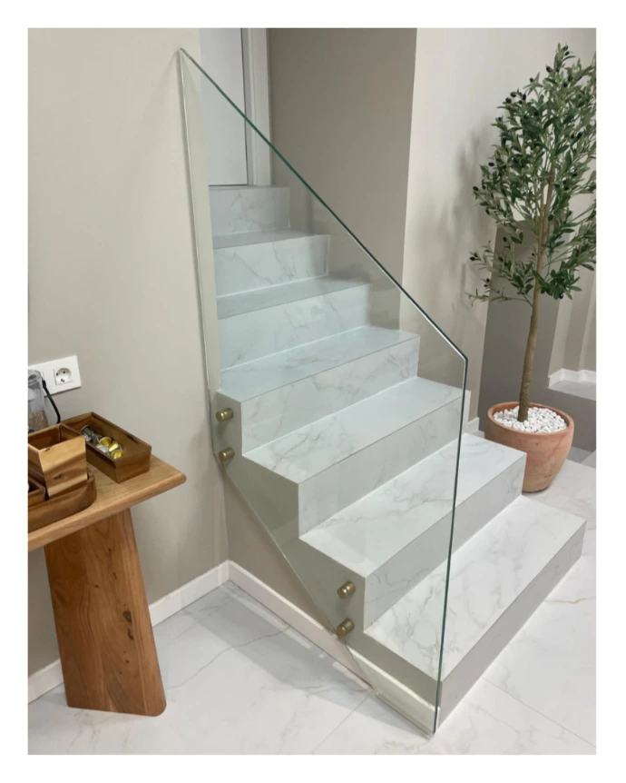 Barandilla escalera con soportes en oro mate