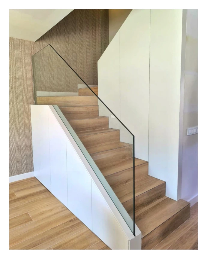 Barandilla escalera vivienda sobre perfil oculto