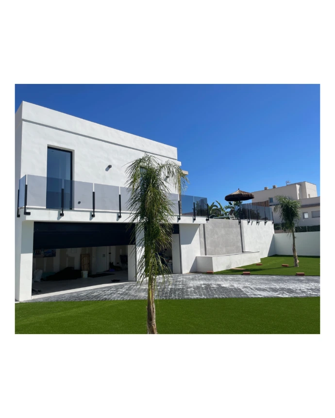 Barandilla para balcón de vivienda en vidrio gris y postes de anclaje negro mate