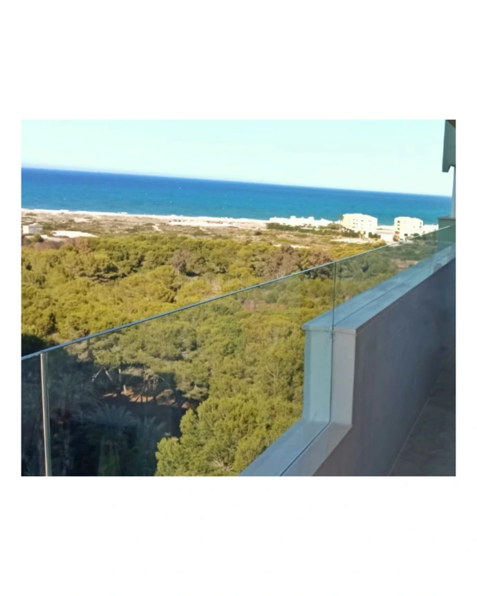 Barandilla en balcón sobre murete