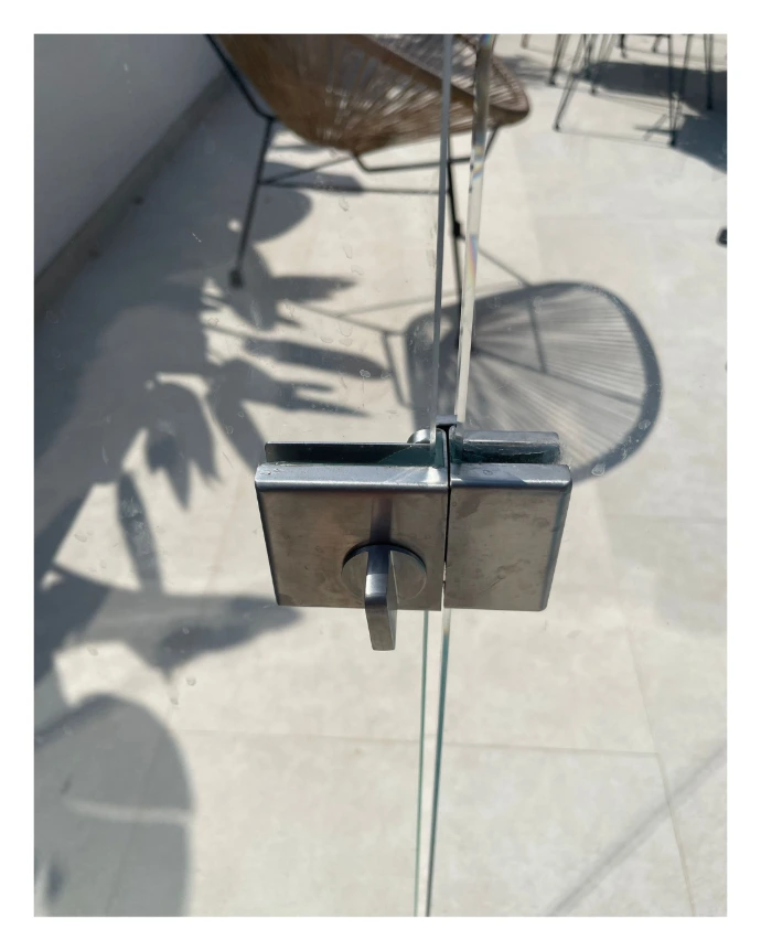 Detalle cerradura en barandilla piscina