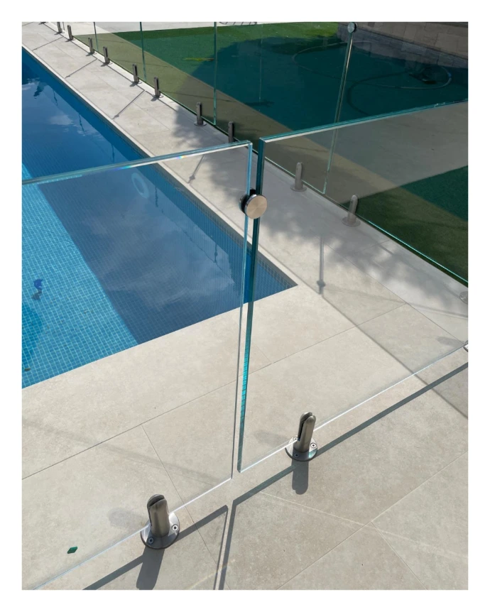 Detalle soportes en barandilla piscina