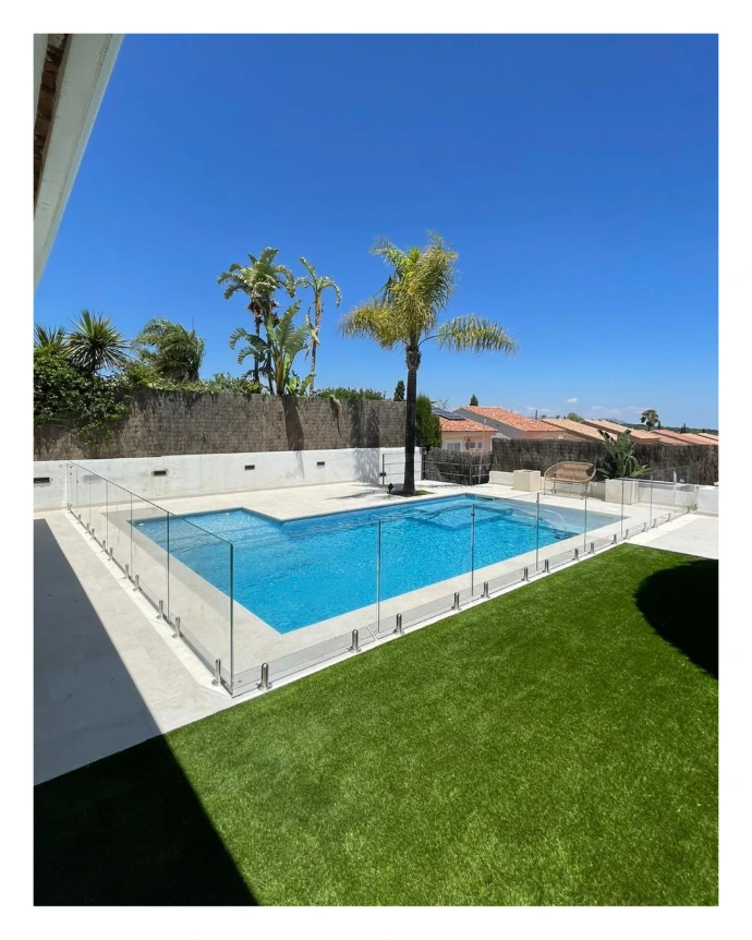 Barandilla para seguridad piscina con pinzas a suelo en plata brillo y puerta con cierre