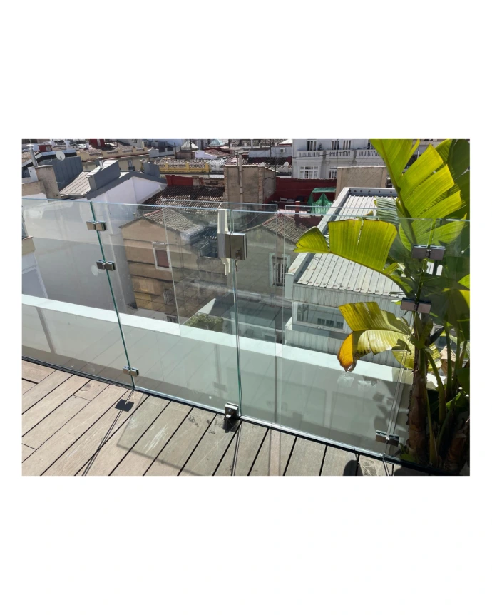 Barandilla para terraza con puerta con cerradura