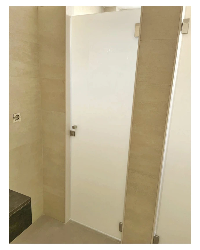 Puerta abatible en vidrio mate y bisagras sin necesidad de muesca 