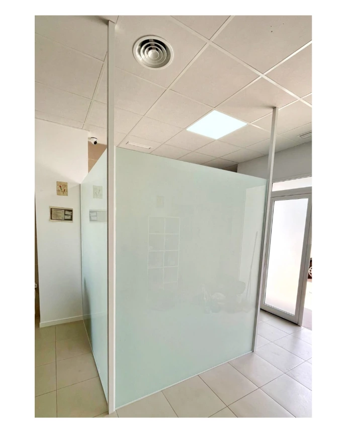 Divisoria en vidrio mate y postes a techo