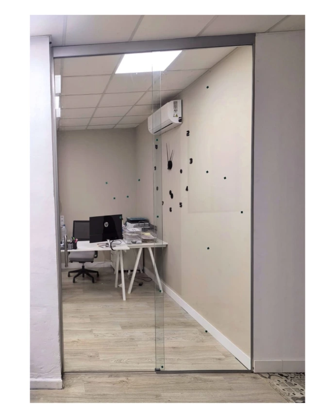 Fijo y puerta corredera en guía acabado plata