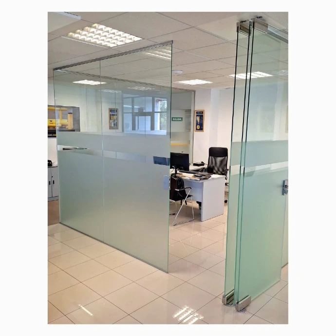 Divisoria oficina con vidrios fijos y puertas abatibles con cerradura con llave y vinilos