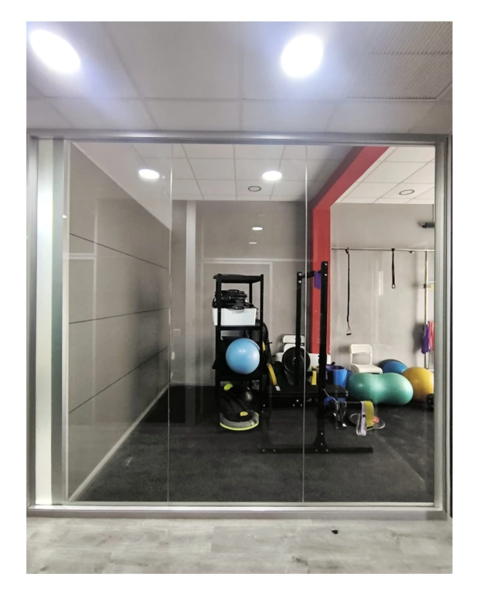 Divisoria pared en vidrio incoloro