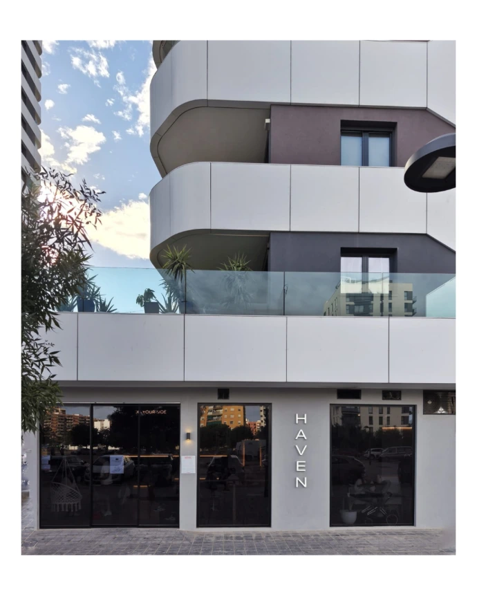 Puerta automática en vidrio gris y fijos en vidrio gris y marcos negros