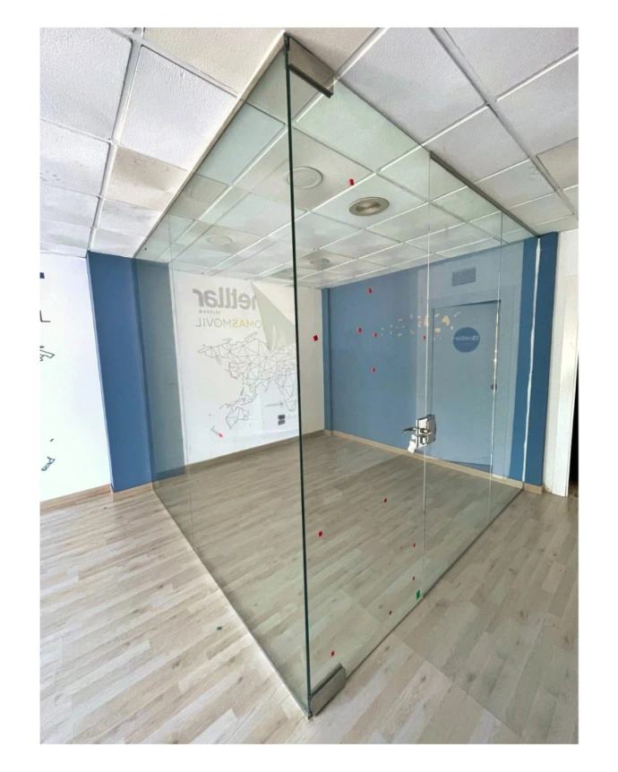 Divisoria oficina con vidrios fijos, puerta abatible y cerradura con llave