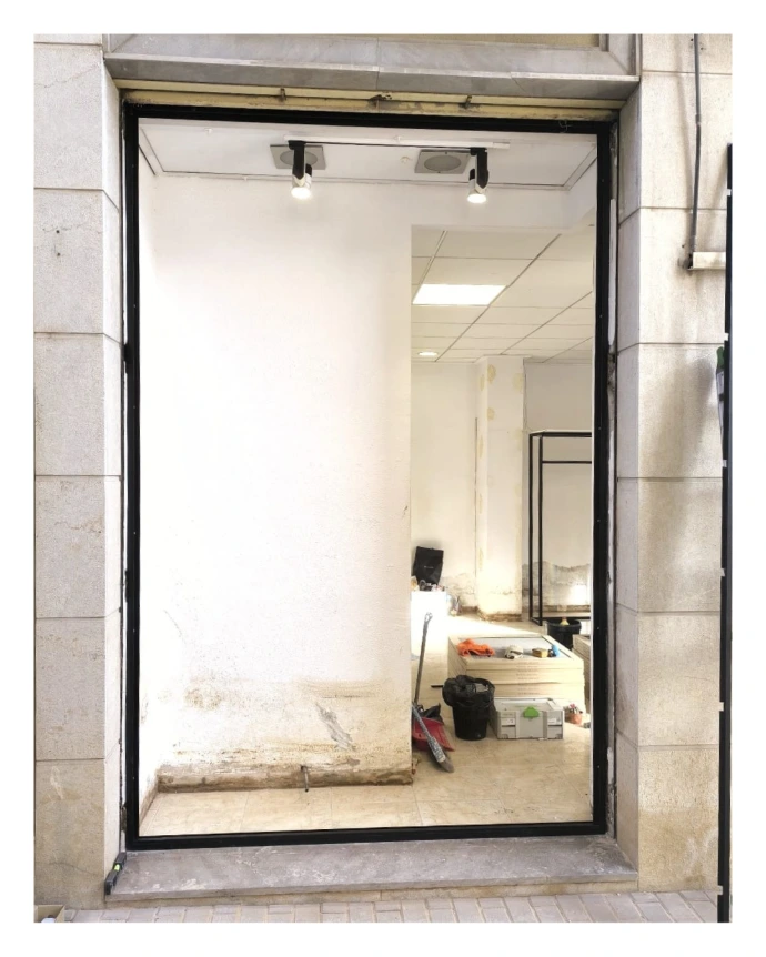 Escaparate tienda con marco en negro anclado a obra