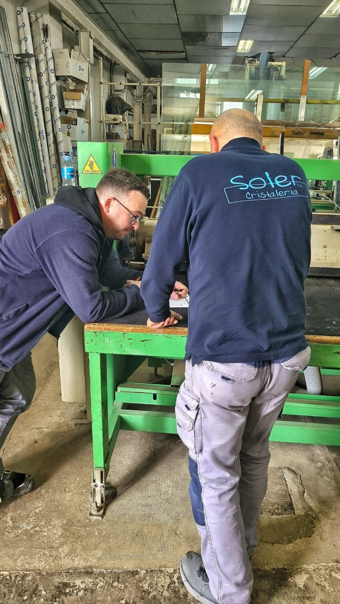 Empleados trabajando, estudiando proyecto